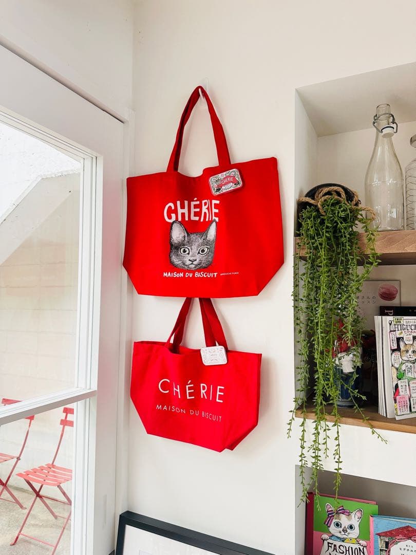 ①CHÉRIE×ヒグチユウコ/限定LEOトート2種類缶バッチ付き - メルカリ