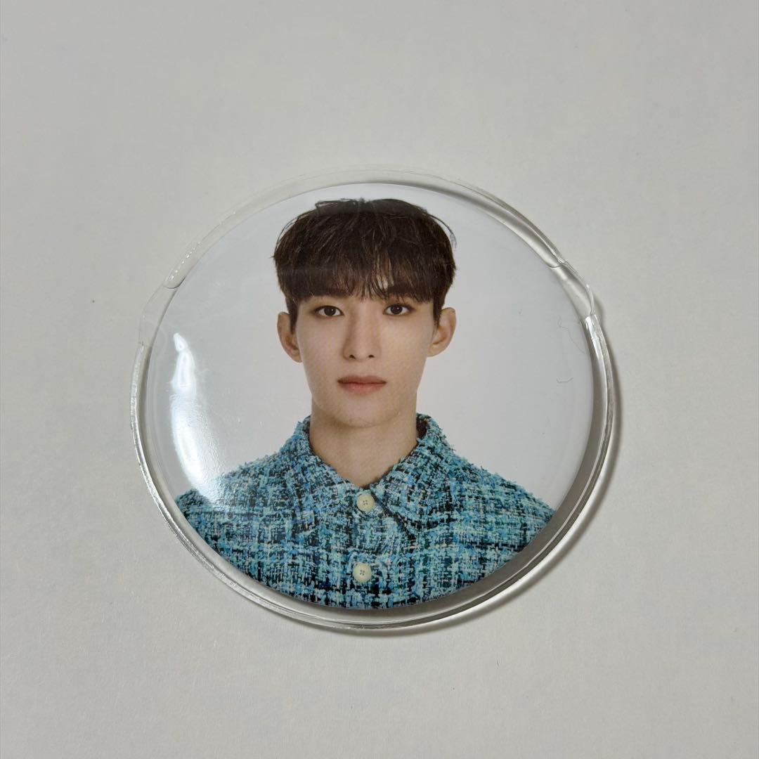 SEVENTEEN セブチ ドギョム follow again 缶バッジ - メルカリ