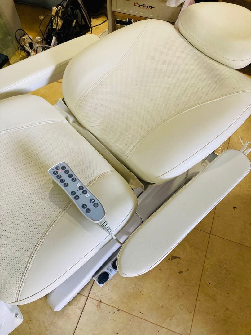 専用 電動フェイシャルベッド（ヒーター付き）First Class ホワイト色 電動フェイシャルベッド First Class 長さ179cm×幅61cm×高さ61～91cm