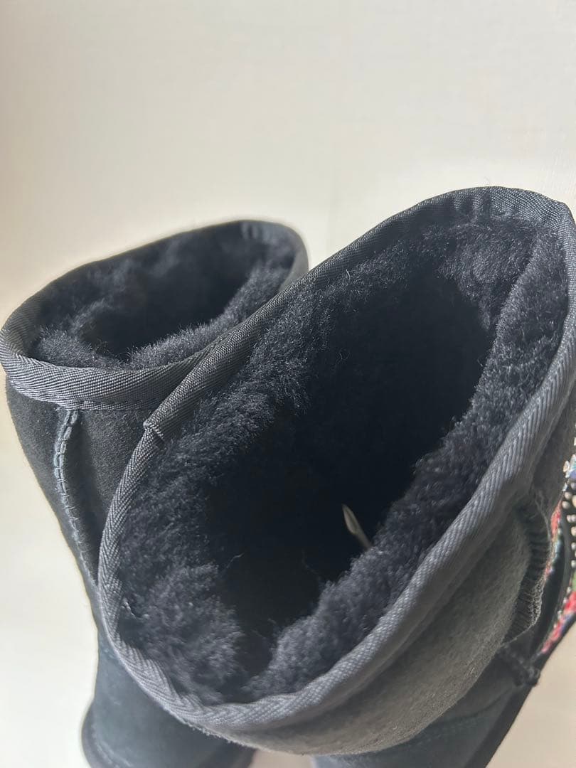 未使用】エスタシオン 花柄刺繍 黒ムートンブーツの通販はau PAY