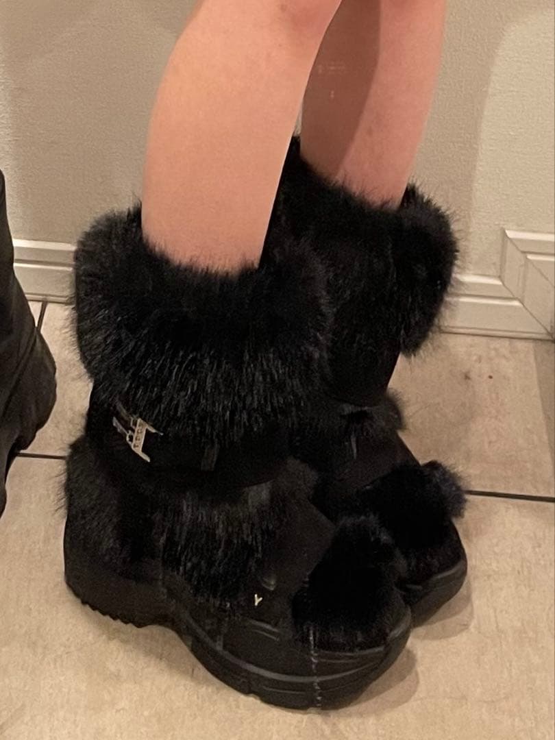 yello ファー ショートブーツ 厚底ファーブーツ バックル付き 黒
