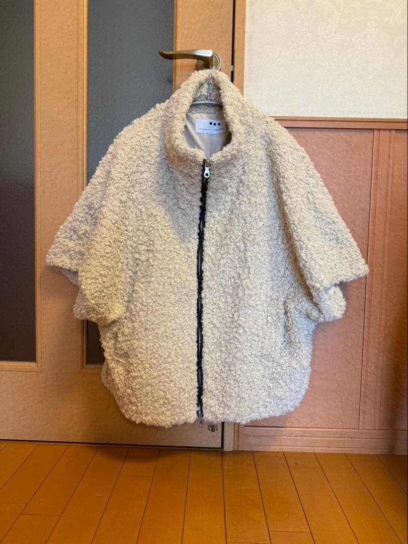 スリードッツ　【ミリー】プードルボア ポンチョ Millie】Poodle boa poncho｜スリードッツ オフィシャルオンラインショップ