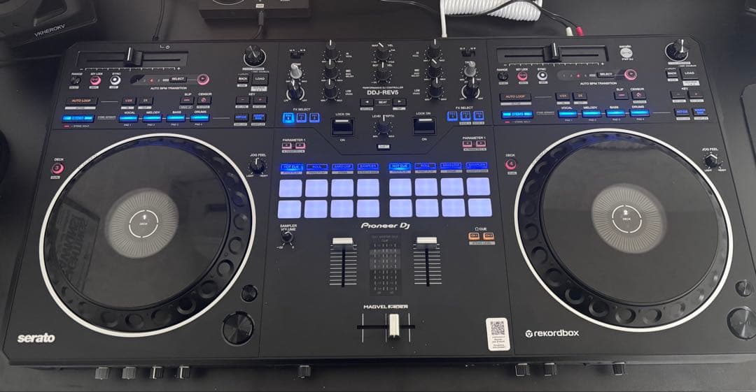 Pioneer DJ / DDJ-REV5 DJコントローラー Pioneer DJ DDJ-REV5 DJ Controller and Gator G-Club Bundle | Guitar