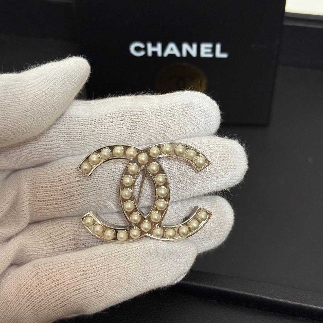 美品 シャネルブローチ CHANEL ピンブローチパールモチーフ ココマーク CHANEL（シャネル） ブローチ ピンブローチ パールモチーフ ココマーク