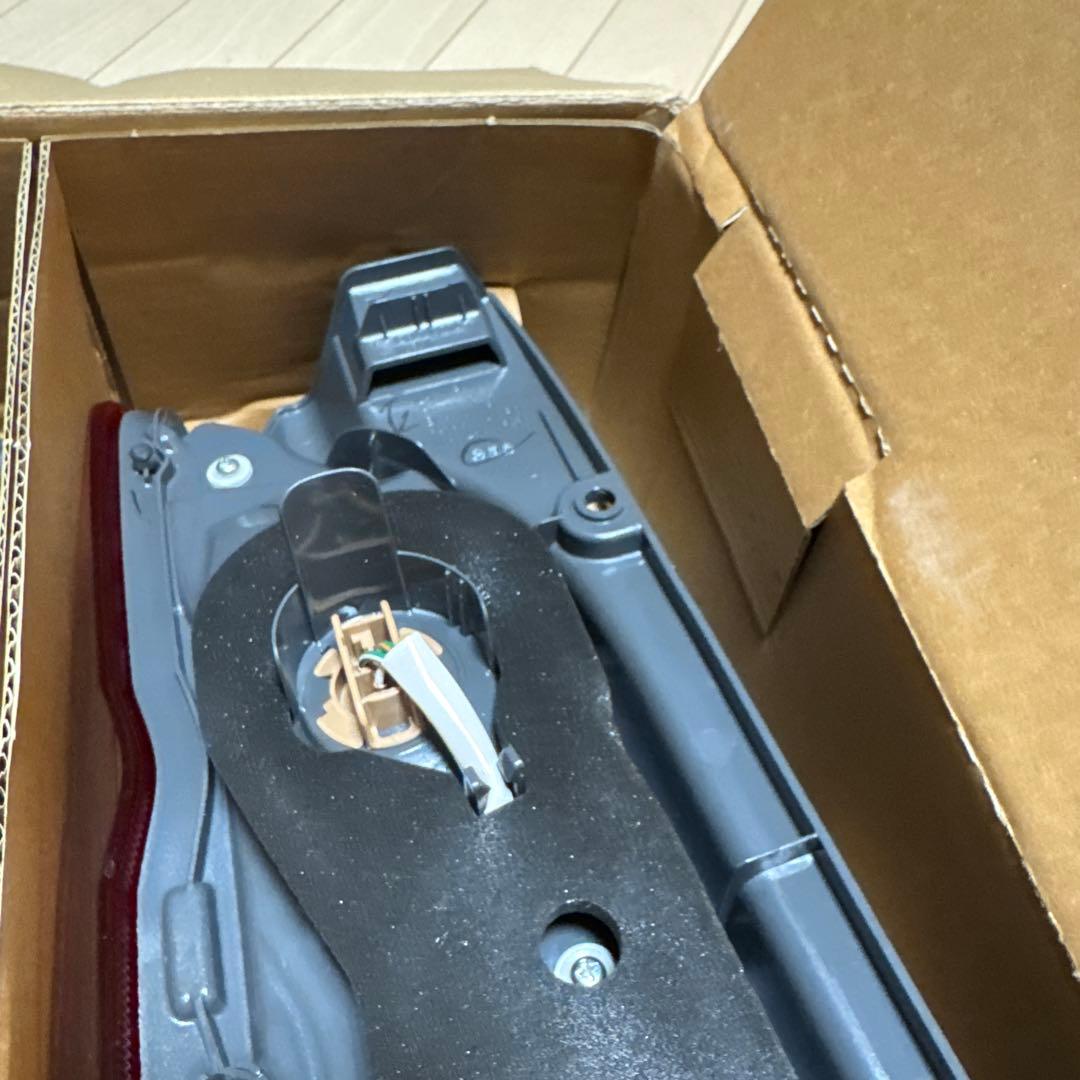 200系ハイエース 寒冷地仕様純正テールランプ 新車外し カプラー