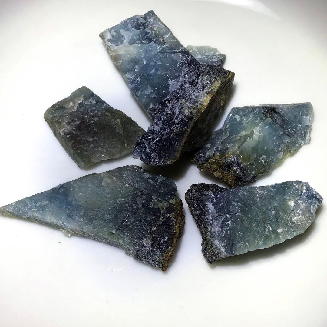 糸魚川翡翠 コン沢 原石 29.6g（101）※茄子紺‼︎ - メルカリ