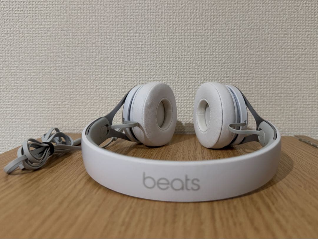 Beats EP ホワイト 有線ヘッドホン - メルカリ