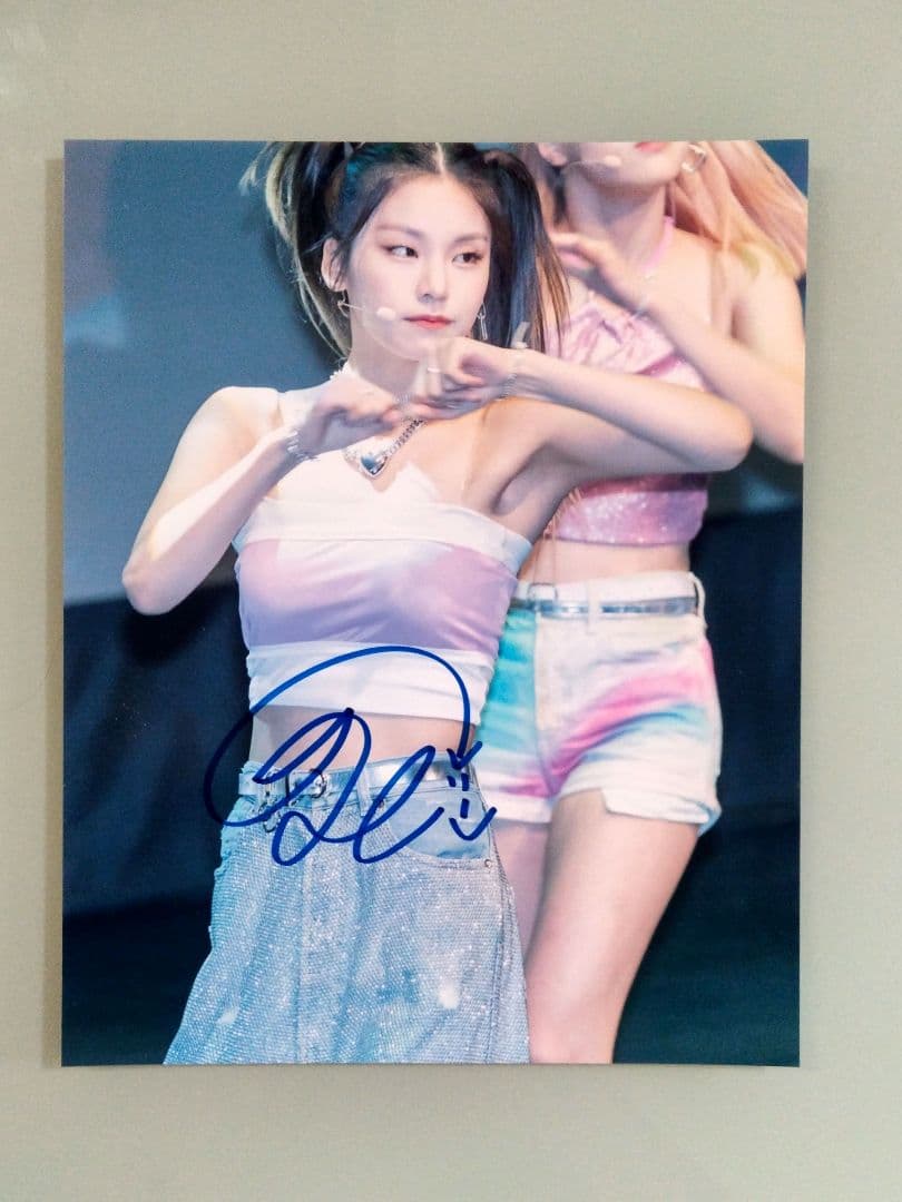セール中…イェジ直筆サイン入り超大型写真…YEJI…イッチ(ITZY) - メルカリ
