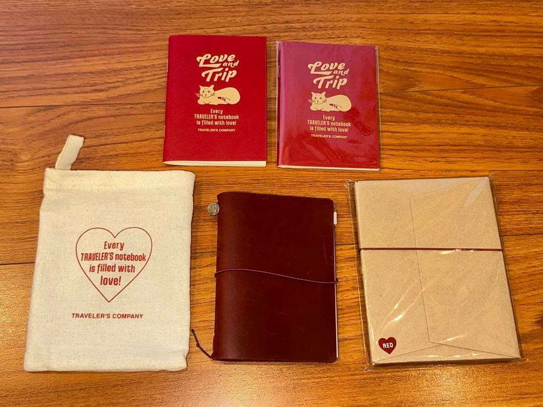 【限定】トラベラーズノートパスポートサイズ RED Love and Trip LOVE AND TRIPをテーマにしたトラベラーズノートです。 革カバーには