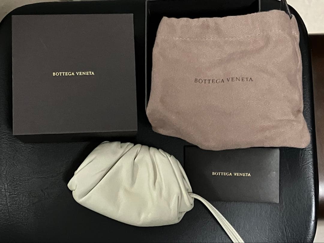 ボッデガヴェネタ ミニミニザポーチ　ホワイト⭐︎チャーム⭐︎キーホルダー　ミニバッグ BOTTEGA VENETA ボッテガヴェネタ 白系 ホワイト ミニ ザポーチ