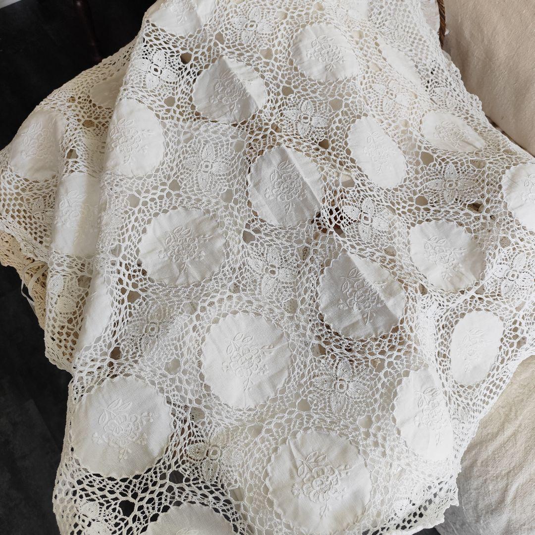 白糸手刺繍 リネンの円形パネル 花刺繍 手編みレース マルチカバー