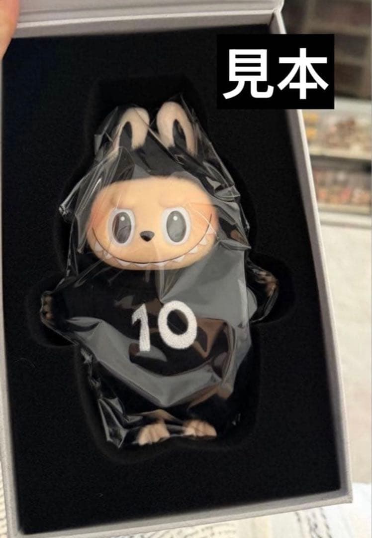 THE MONSTERS LABUBU 10周年記念展限定ぬいぐるみ - メルカリ