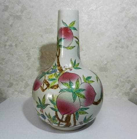 中国粉彩九桃図天球瓶（裏印「乾隆年製」） - メルカリ