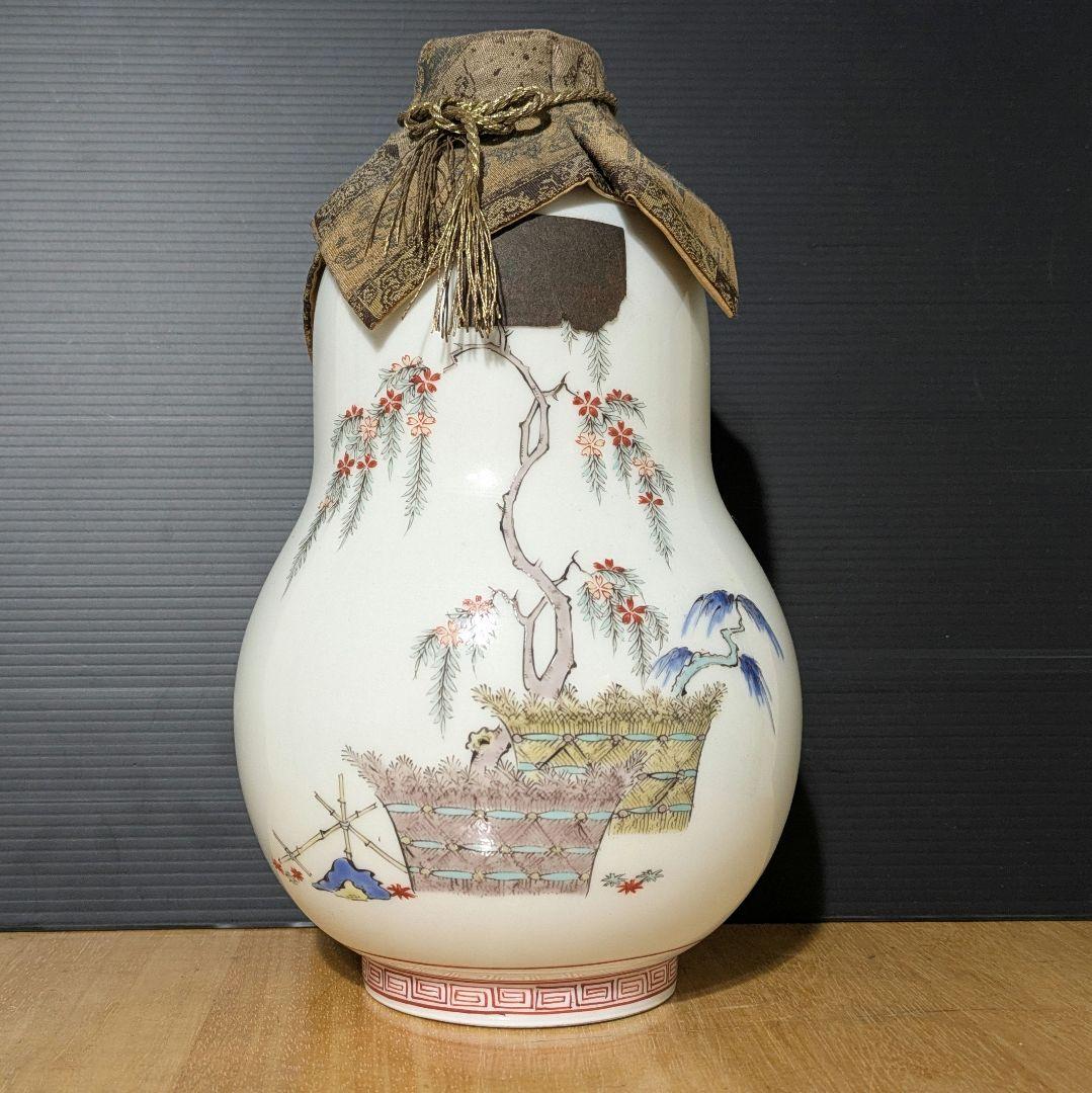 人間国宝 十三代 酒井田柿右衛門 別製豪華 賀茂鶴 徳利 空瓶 錦花鳥文 花瓶 楽天市場】酒井田柿右衛門（十三代） 「錦 菊鳥文 花瓶」 共箱 : 小野画廊