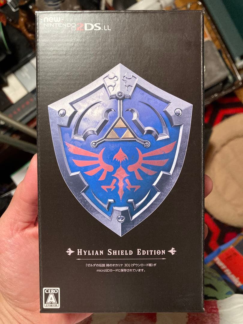 New Nintendo 2DS LL ゼルダの伝説　ハイリアの盾 任天堂、ゼルダの伝説デザインの「New Nintendo 2DS LL HYLIAN SHIELD