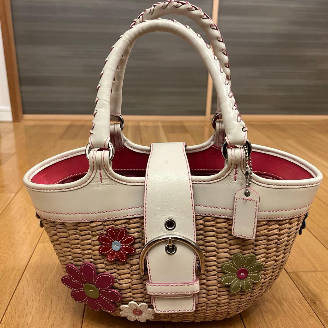 【美品・値下げ】COACH コーチ　限定花アップリケ　かごバッグ　ストローバッグ COACH コーチ 限定カゴバッグ フラワーモチーフ ストローバッグ 人気