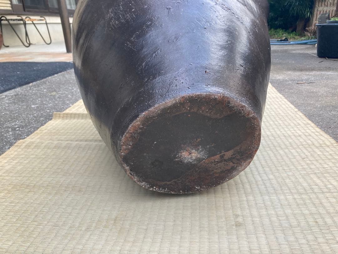 訳あり。存在感抜群！時代物 陶器の大型甕 古い壺 。茶褐色。和モダン