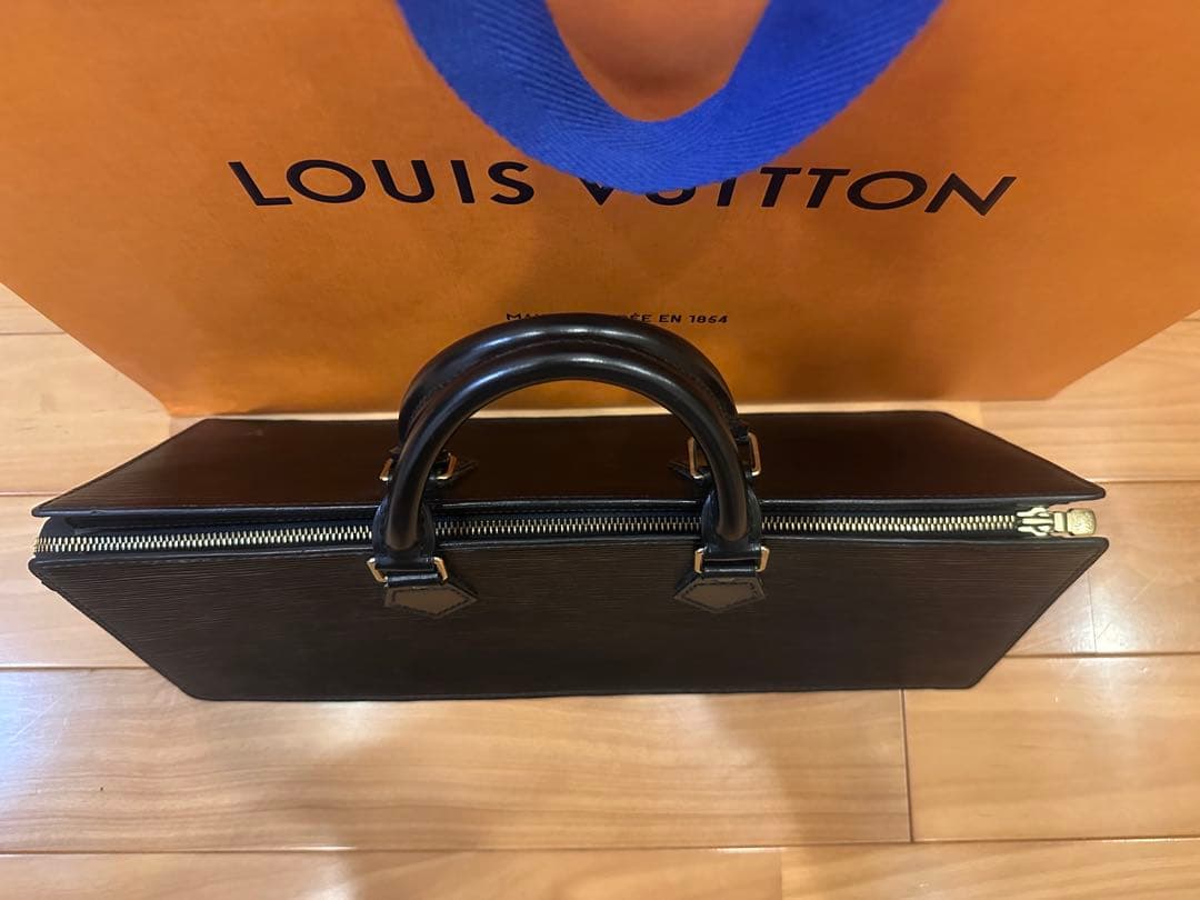 ♢♦︎超美品♦︎♢ルイヴィトン エピ サック・トリアングル ブラック