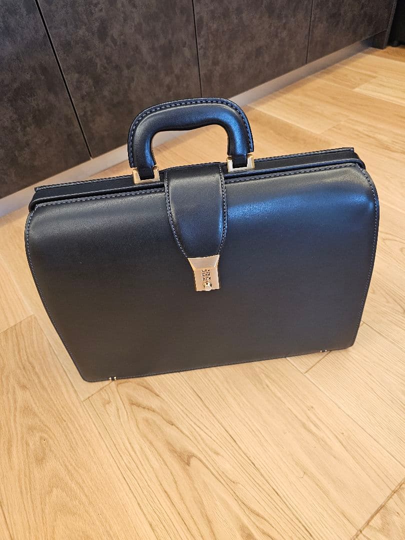 ブラックビジネスバッグ ultima TOKYO／ウルティマ トーキョー ケヴィン ショルダーバッグ タテ