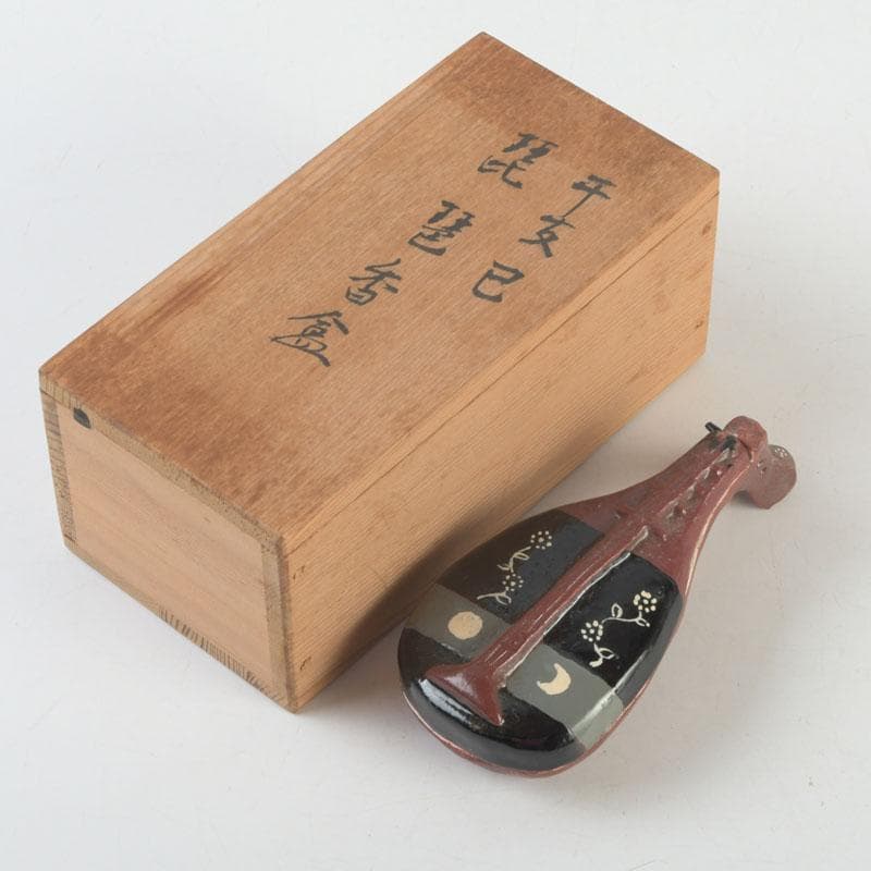 茶道具　横山朝陽作　陶器製　呉須絵　琵琶香合　干支巳　共箱　V　9346 茶道具 横山朝陽作 陶器製 呉須絵 琵琶香合 干支巳 共箱 V 9346