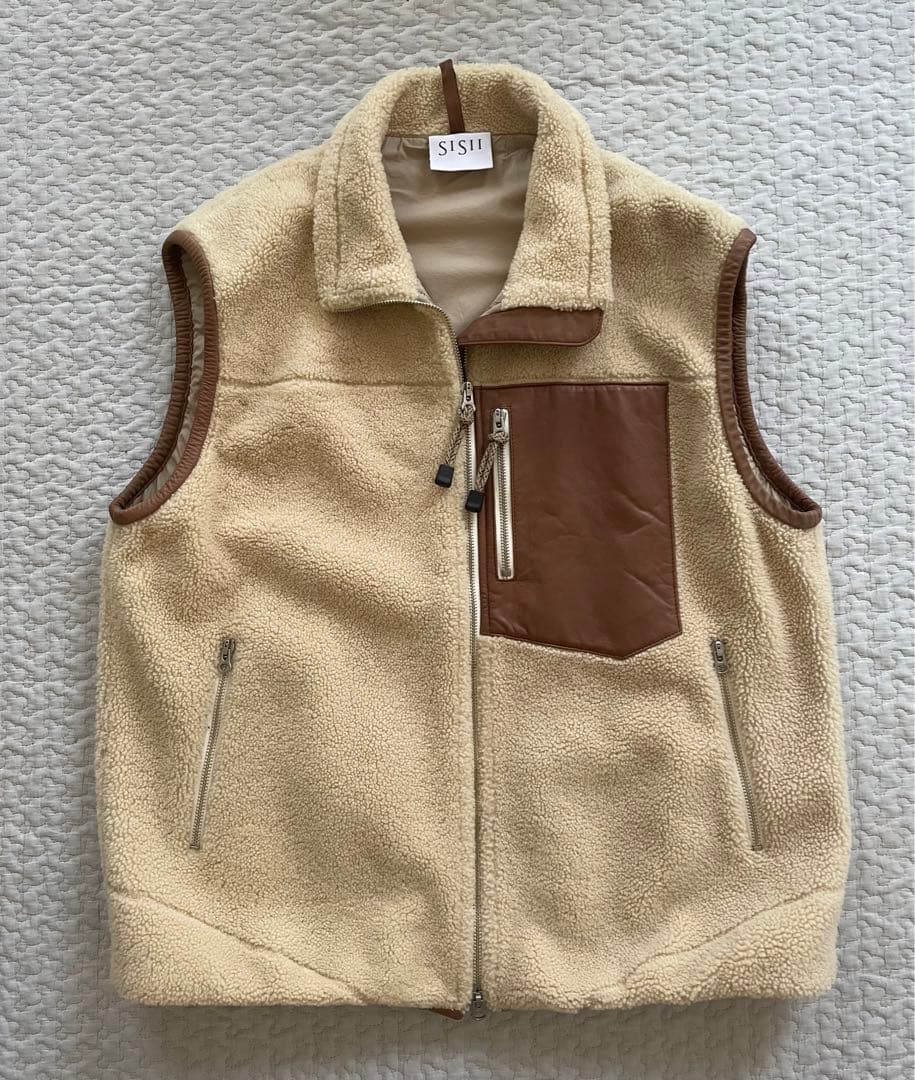 Sisii ジップアップムートンベスト　XL 定価96,800円 sisii（シシ）の「Sisii | ジップアップ ムートンベスト MEN（その他