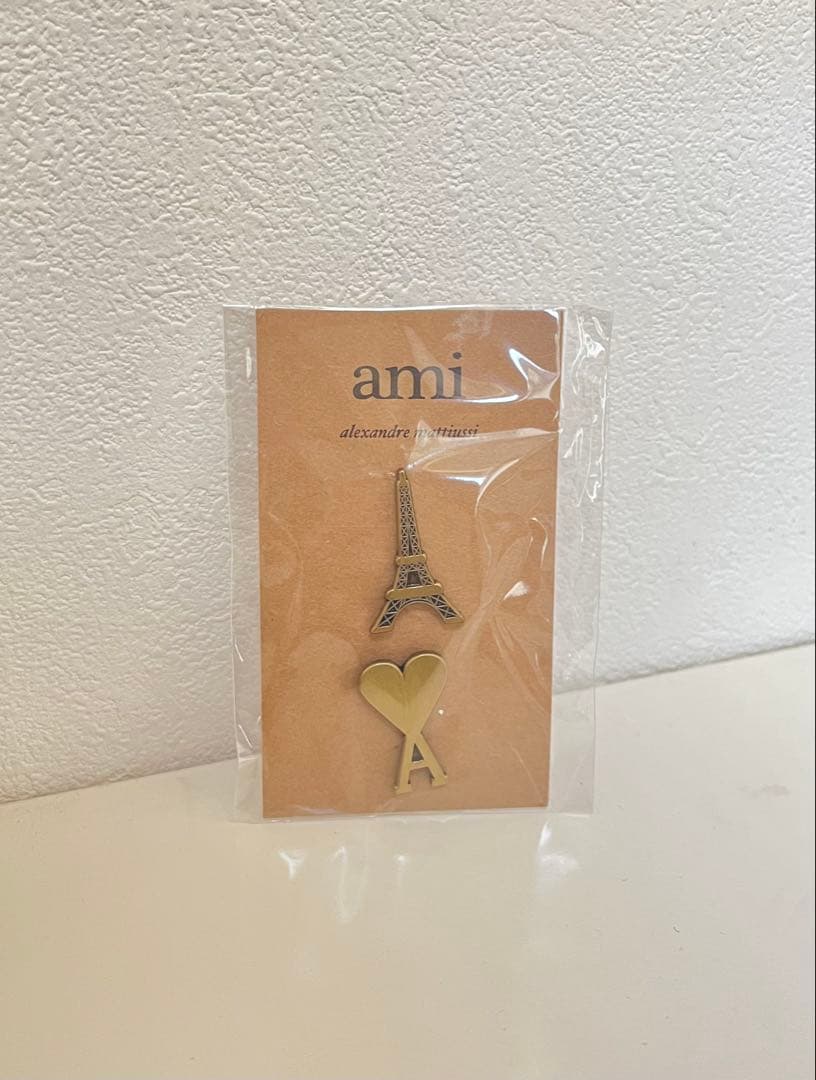 新品】AMI PARIS アミパリス ピンバッチ - メルカリ