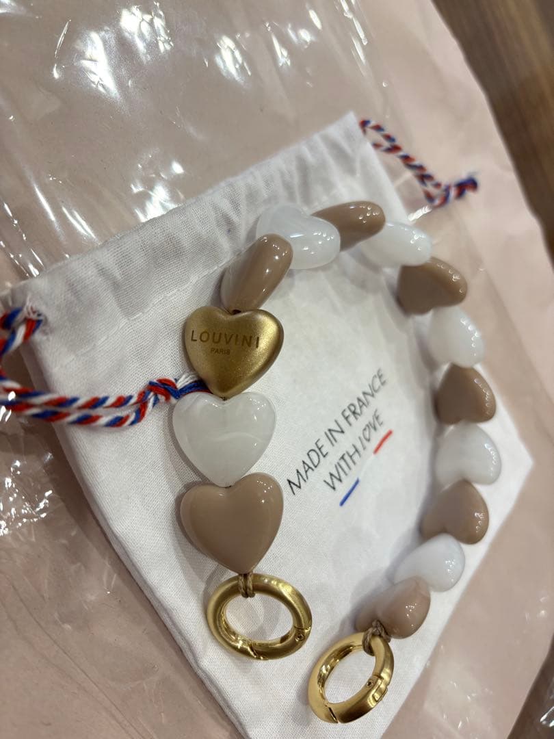 LOUVINI ハンドストラップ　PETIT CUORE　BEIGE-WHITE 予約販売（3月上旬入荷予定）ハンドストラップ PETIT CUORE GRAY-WHITE