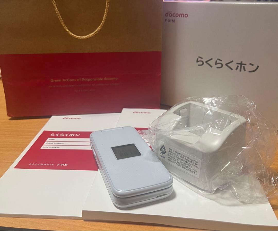 値下げ　docomo らくらくホン F-01M ホワイト docomo ドコモ らくらくホン F-01M ホワイト 4G 現行機種 ガラケー