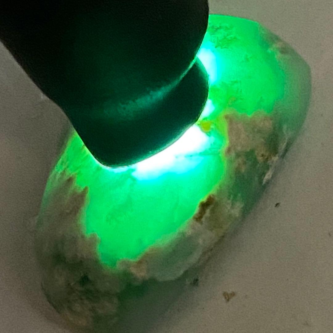 希少】糸魚川翡翠 金山谷 ろうかん質 上質 高透過 翠色 原石 3g - メルカリ