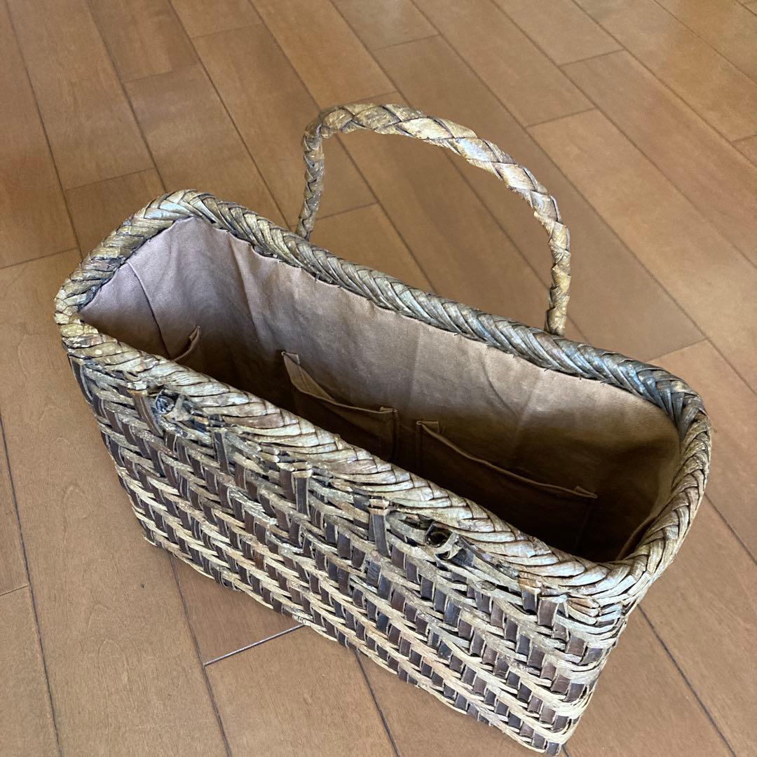 胡桃（くるみ）かご／弘前のみかみ工芸店で購入の中古品（難あり） 胡桃（くるみ）かご／弘前のみかみ工芸店で購入の中古品（難あり