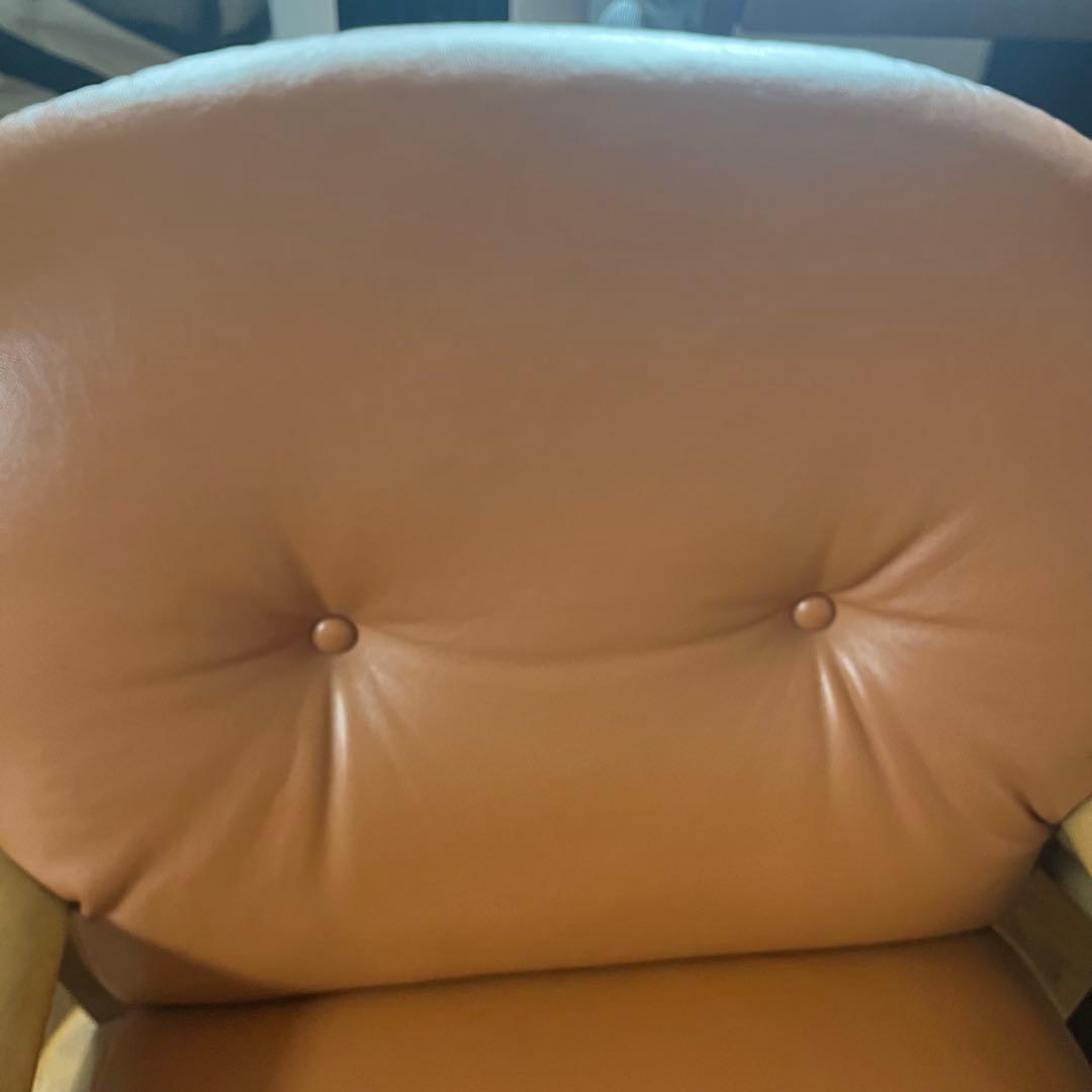 カリモク 回転式アームチェア ソファ 1人掛け ラック付き たのめる便