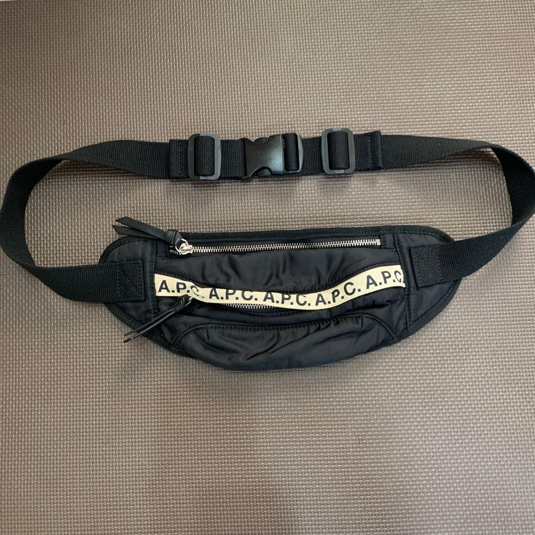 A.P.C. ボディバッグ・ウエストポーチ 黒 - メルカリ