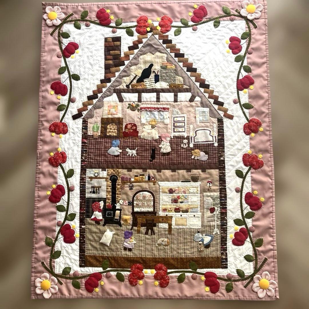パッチワークタペストリー　ハウスのキルト ☆パッチワーク・キルトタペストリー「ハウス&カントリーガーデン｣(約