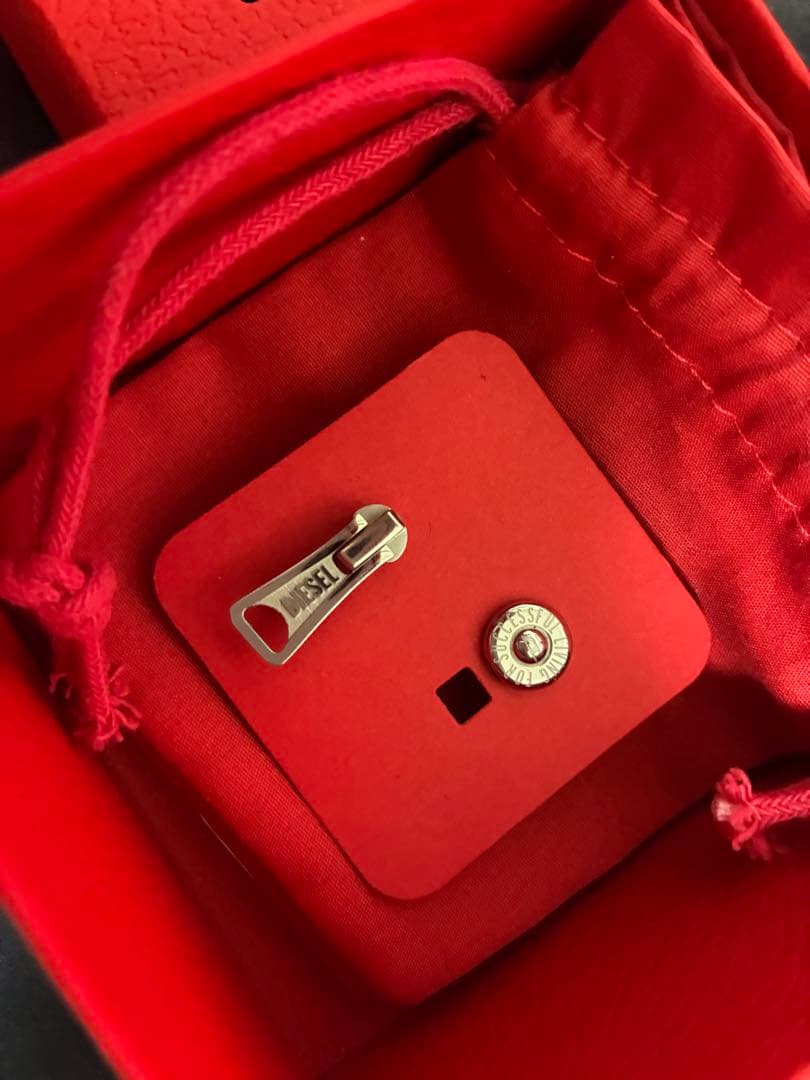 DIESEL ジッパー型ピアス シルバー DIESEL ディーゼル ピアス ジッパー ファスナー ロゴ 両耳用 シルバー