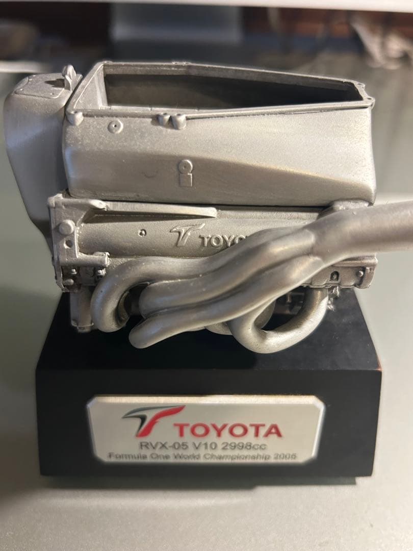 F1 TOYOTA 2005エンジン模型　金属 ミニカーショップ ロム