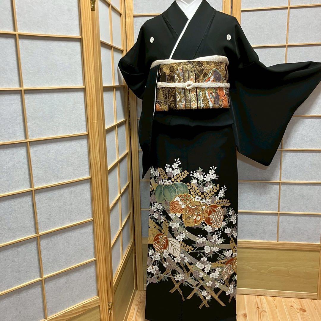 ［6455］黒留袖 美品 駒刺繍 金彩 比翼付 五つ紋 左三ツ巴 正絹 着物 袷 6490］黒留袖 駒刺繍 五つ紋 右三階松 比翼付 金彩 正絹 着物 袷