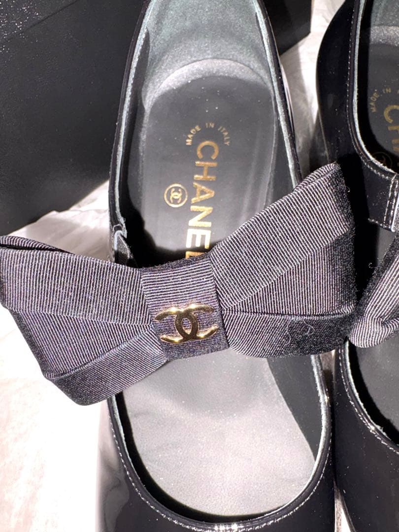 CHANELエナメルリボンストラップシューズ - メルカリ