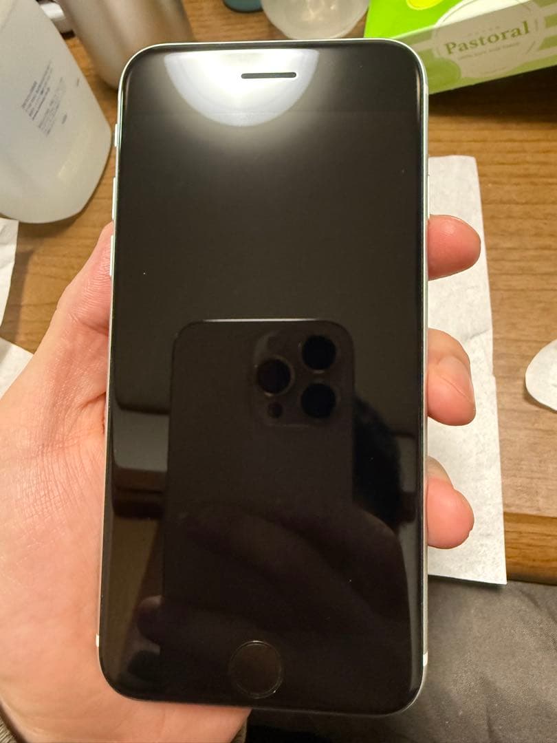 iPhone SE 2 128GB ホワイト SIMフリー純正バッテリー87% 美品新品バッテリー iPhone SE 第2世代 128GB ホワイト SIMフリー 100