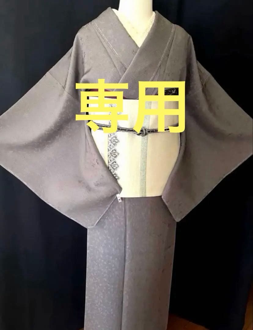 【小紋お召】お直し承りました　小花柄のお召　　※日本の絹シリーズ　　　　しつけ付 銀座【D-3976】小紋 薄鼠色 葵文（反端付） :身丈152/裄66 - 銀座