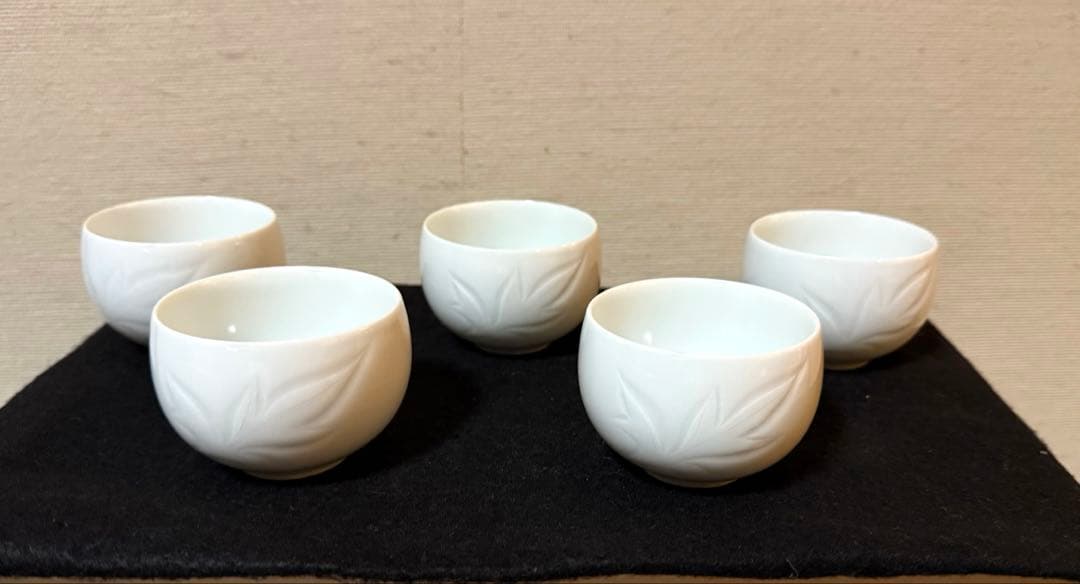 無形文化財 奥川忠右衛門 白磁茶碗五組揃 有田焼 無形文化財 名工 初代 奥川忠右衛門 白磁茶器揃 共箱 / 小城ベース