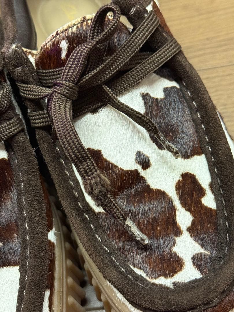 クラークス ワラビー 牛柄 レディース 厚底 モカシン - メルカリ