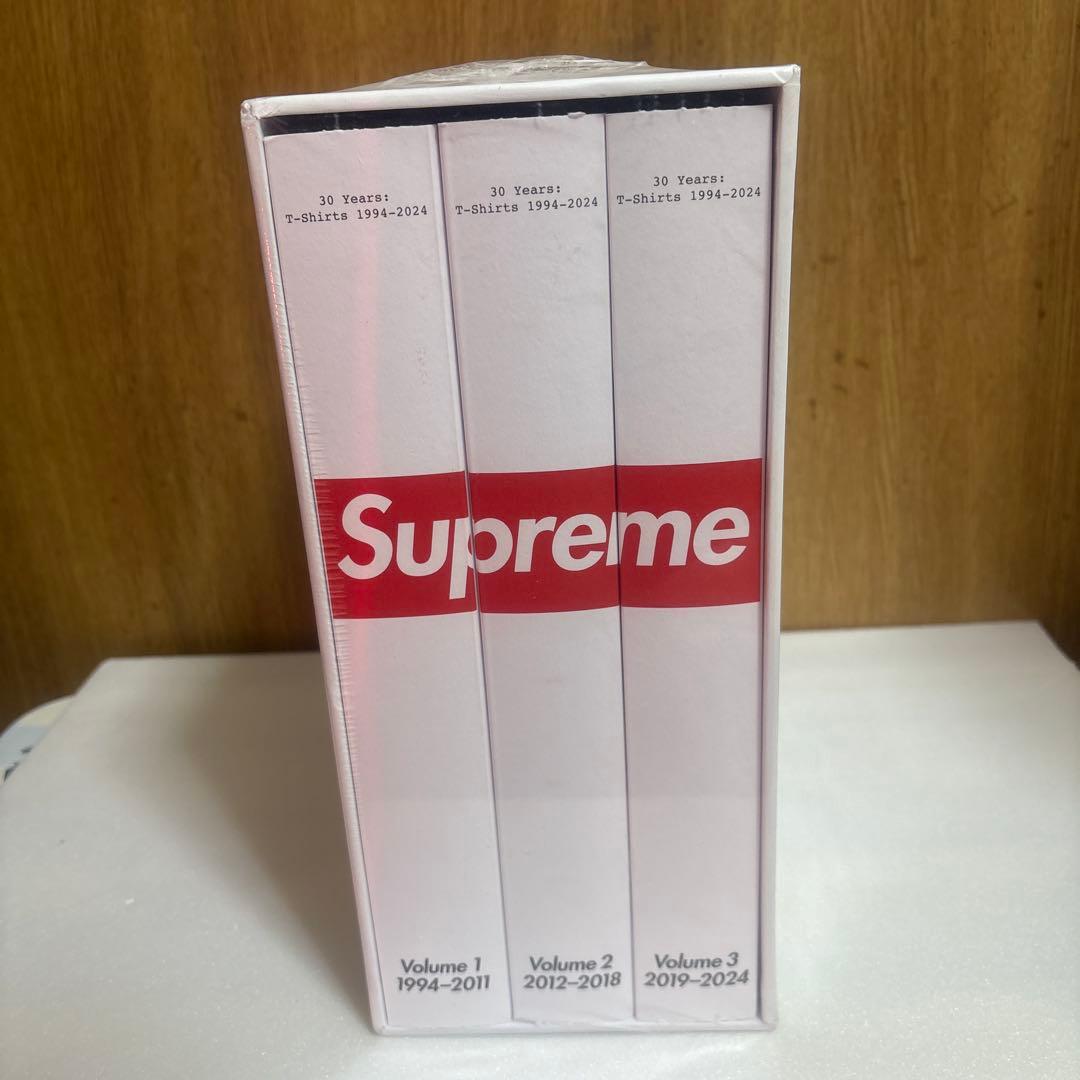 アクセサリー Supreme 30 Years T-Shirts 1994-2024 Book Supreme 30 Years: T-Shirts 1994-2024 Book (3-Volumes) (SS24) - $168