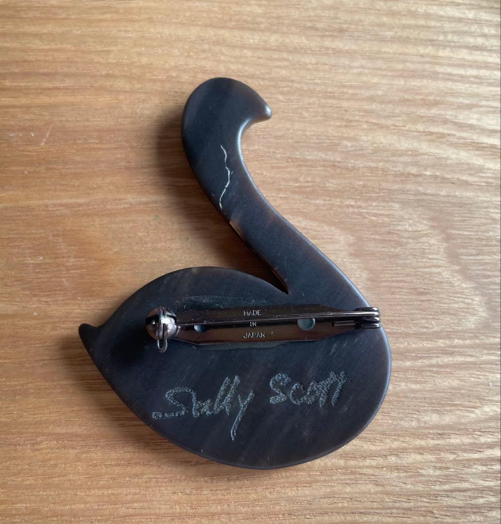Sally Scott 黒鳥 水牛の角 ブローチ M109545357 特別