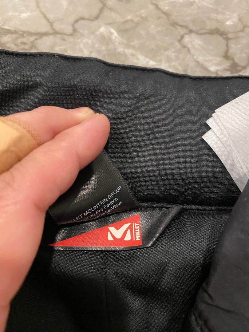 これはフランス発祥のアルパインブランド「Millet）のスノーウェアです