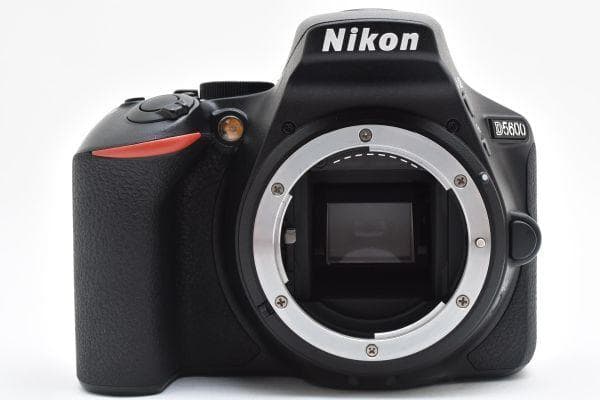【美品】ニコン Nikon D5600 ボディ 《ショット数8961回》