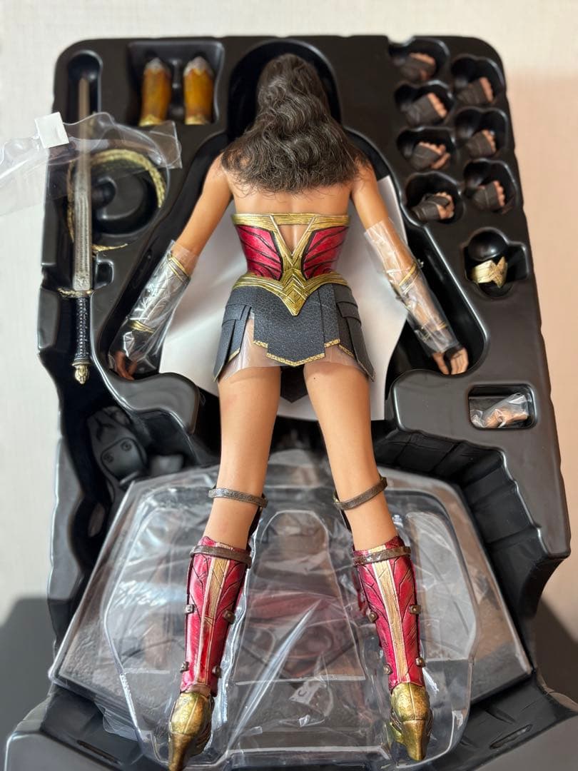 ホットトイズ ワンダーウーマン 1/6 （バットマン vs スーパーマン版）