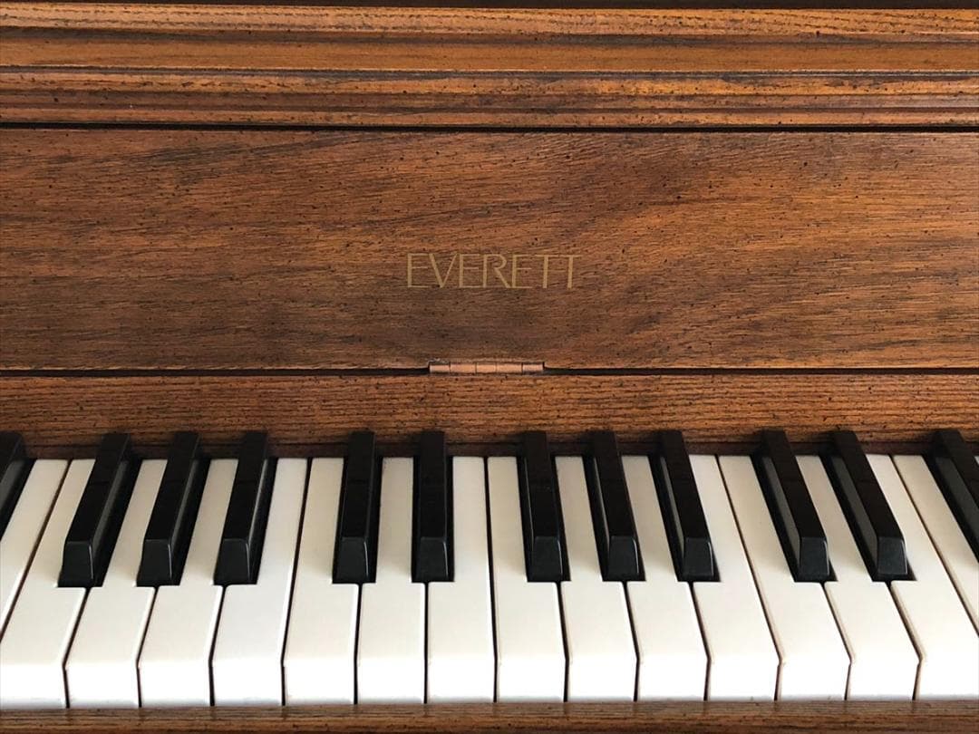 アメリカ製 アップライトピアノ EVERETT エヴェレット 現状渡し 椅子付き
