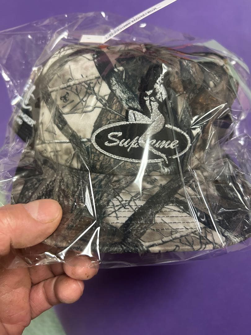 シュプリームsupreme Pinup Mesh Back 5-Panel Supreme Pinup Mesh Back 5-Panel (FW25) - $48