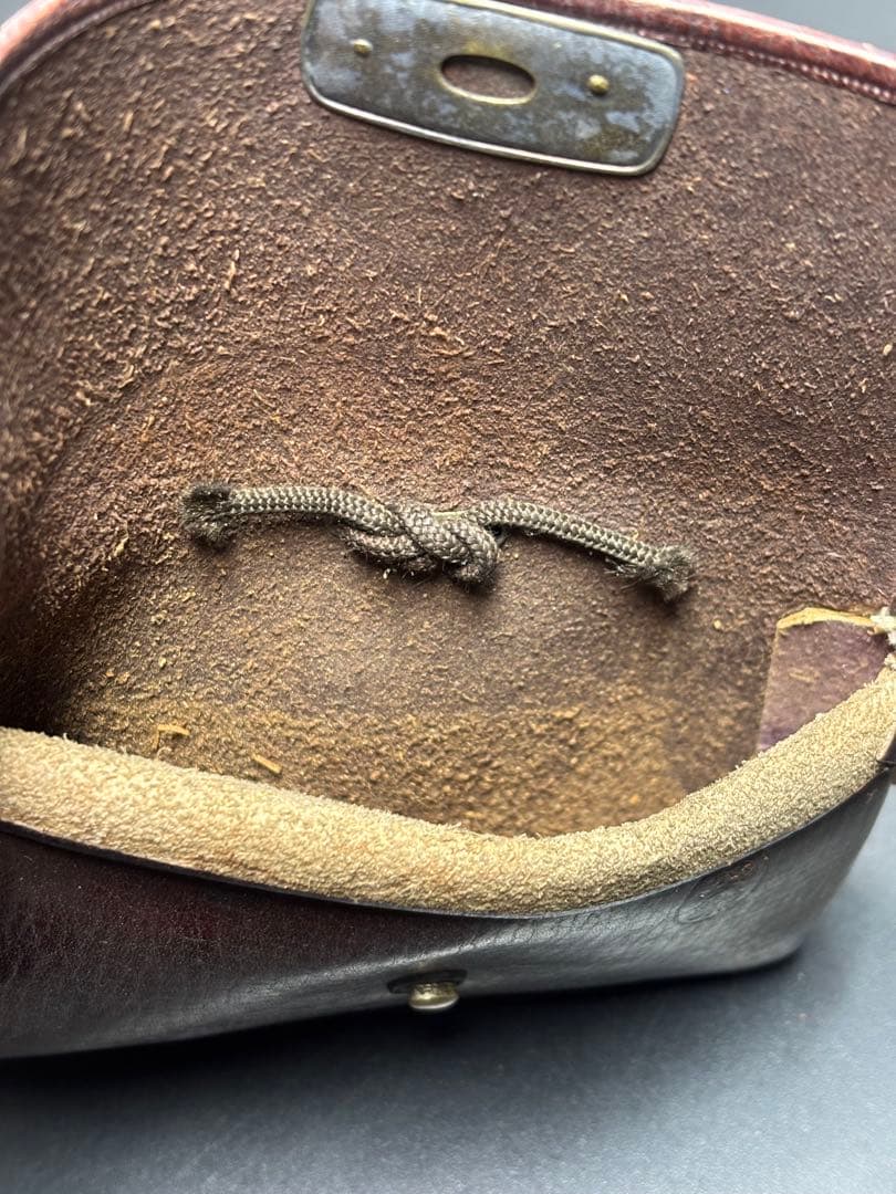 骨董品 煙草入れ 提げ物 勾玉 木製磨出 時代物 アンティーク 革製 英勲