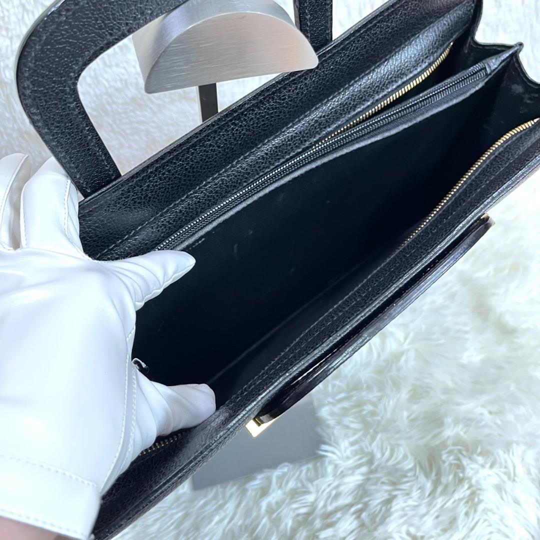 フェラガモ ビジネスバッグ オールレザー 3層 自立 ロゴ金具 ブリーフ